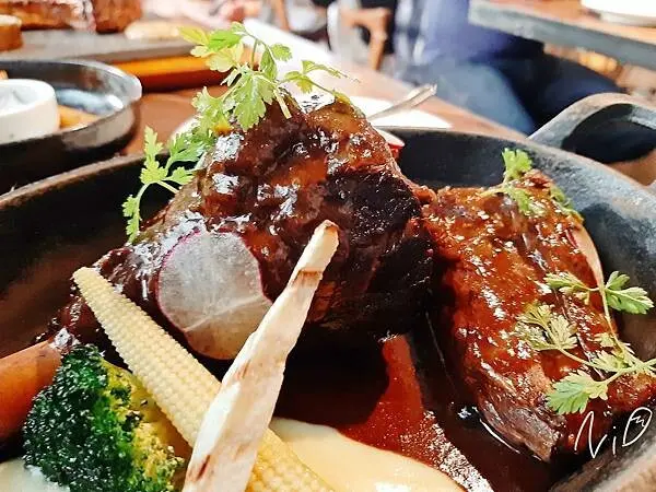 [台北大安]好米亞義法餐酒館 Goodies Cuisine Bistrot。秘製醃醬炭烤戰斧豬排&法式紅酒燉羊膝