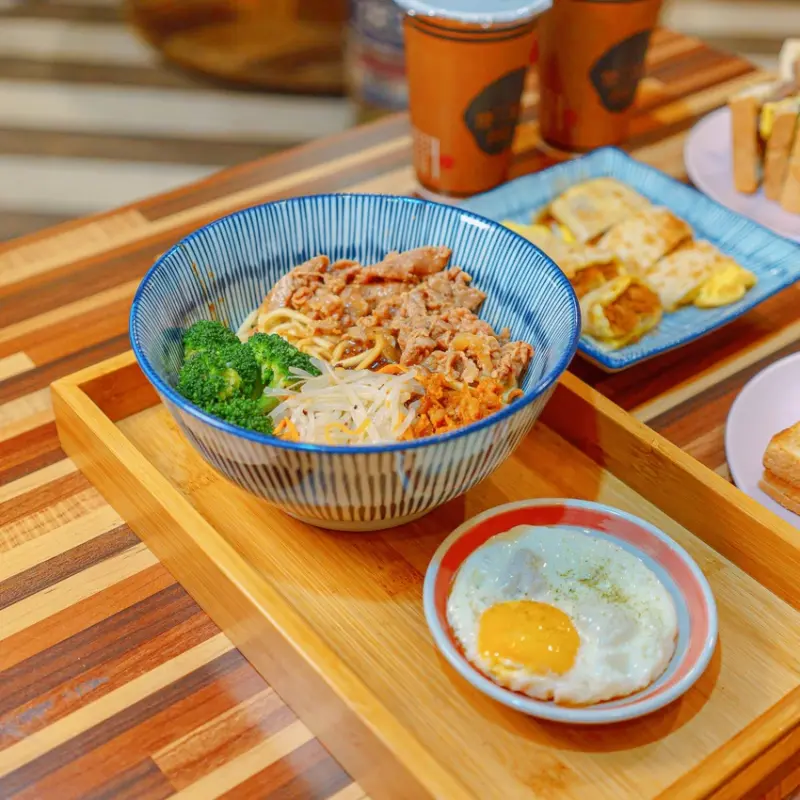 美式插畫風、創意早午餐，菜脯蛋餅、有巧克力塊的脆口吐司、偏甜牛五花等特色餐點 | 【台北 萬華區】慶三號-台北延平店