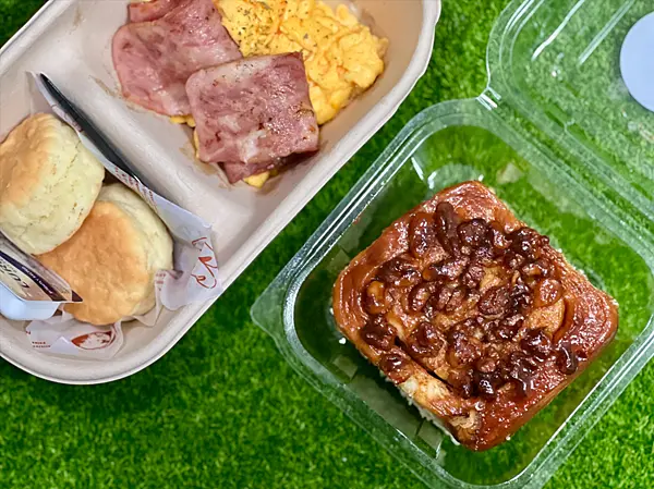 【台北信義區美食】Miss V Bakery Cafe 101店 x Miss V招牌早午餐 & 焦糖黏黏包肉桂捲║信義區美食、信義區早午餐、台北肉桂捲、肉桂捲推薦、肉桂捲外帶