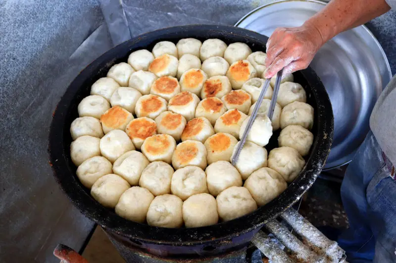 台南水煎包／無名美食飄香20多年／下午才營業只賣3.5小時／每日限量2小時完售／當天備料現包現煎／料多實在佛心價