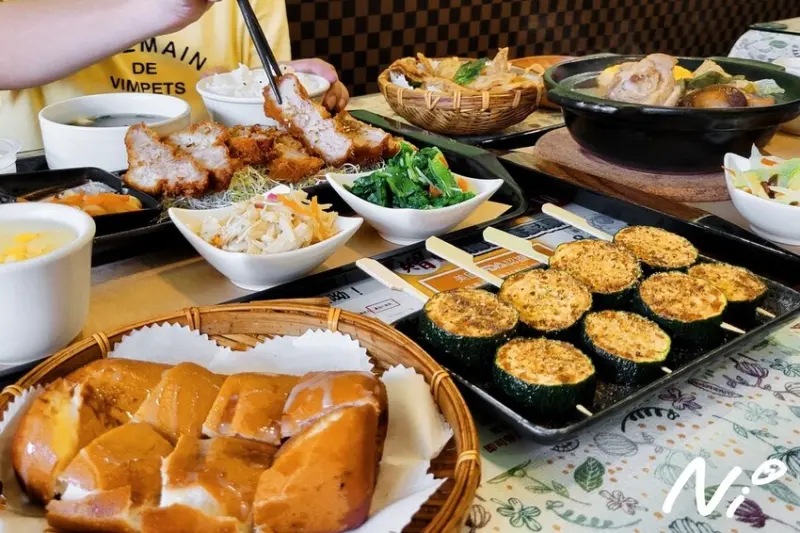 [嘉義東區]三采田美味廚坊。剝皮辣椒雞湯/泰式炸豬排/串串櫛瓜/酥炸甜不辣/煉乳銀絲卷 #鄉村風餐廳