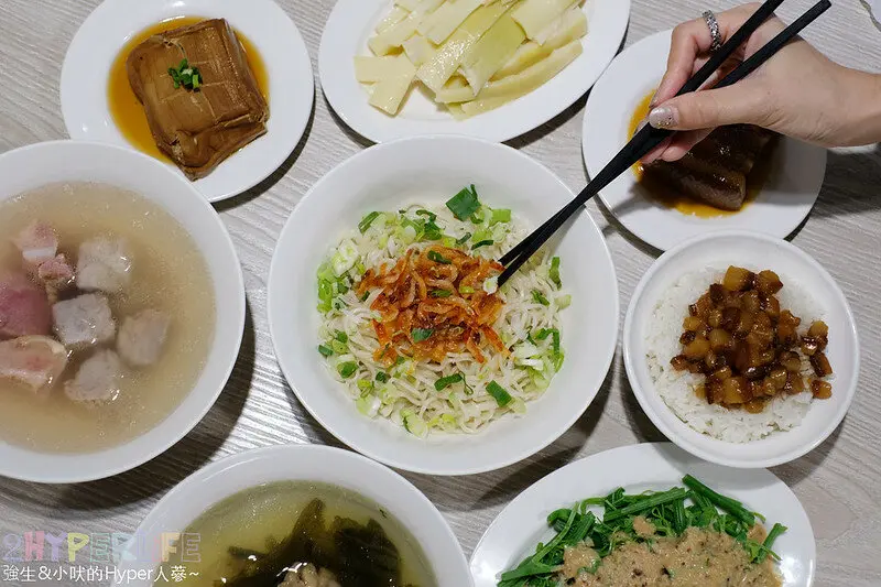 美村路平價美食，魯肉飯和蝦蔥拌麵讓人想念阿嬤的手藝啊～再搭配一碗熱騰騰芋頭排骨湯太滿足！
