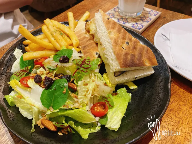 【台中 咖啡】Platform 13號月台 很幽靜的小店提供了精緻蔬食、特色下午茶還有酷酷的店貓作陪喔