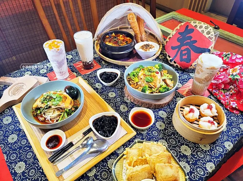 台中市東區有春茶館新菜色強勢登場！麻辣豆腐魚鍋、紅油舒肥雞蔬菜飯、麻辣嫩雞皮蛋麵，開胃套餐任你選！