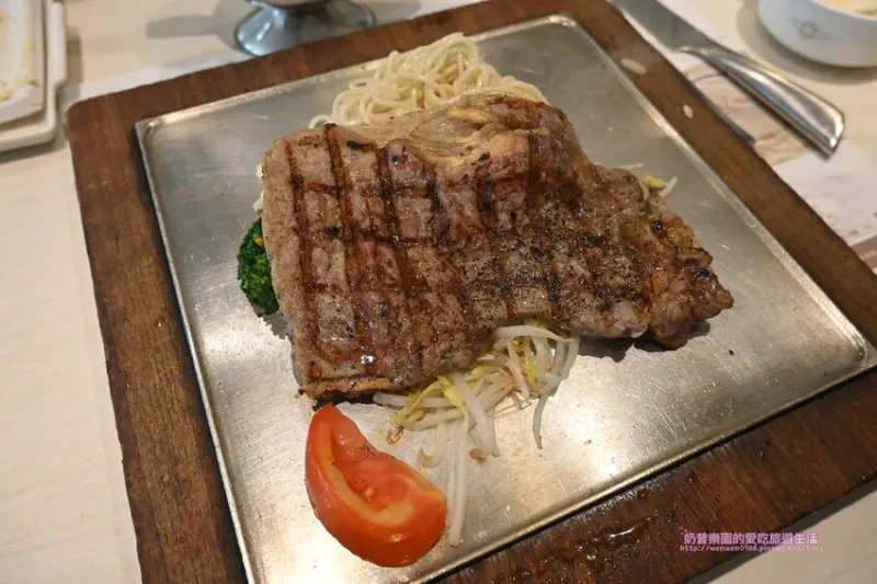 [台中西區]台中必吃平價牛排-赤鬼炙燒牛排～不排隊吃不到！麵包濃湯好好味@台灣大道店