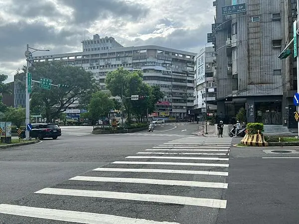 美麗庭園露天咖啡廳。天母星巴克天玉門市