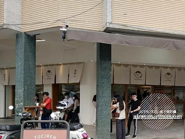 台中西區-[魚刺人雞蛋糕 審計店] (已搬遷至368巷) 近審計新村，特色茶口味與可愛插畫周邊，圓滾滾雞蛋形好看好吃，偉土牌小攤車起家的日系文青精緻雞蛋糕