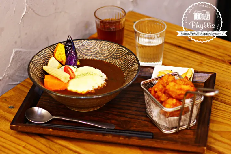 綠光咖哩。味自慢｜木質調溫暖系餐廳。咖哩專賣店、就像吃到媽媽煮的咖哩飯一樣感動美味 - 相片中的菲莉絲