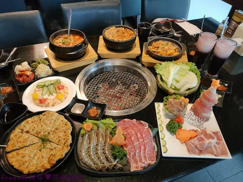 台南韓式【東大門韓國烤肉料理館】聖誕聚餐韓食燒肉超澎派！聖誕樹山海鮮肉盤高檔嚴選│韓式小菜生菜盤可續│安平美食 - Fresa芙芮莎♥莎旅憶食