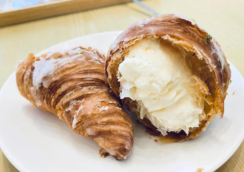 【台中 甜點】小島遇見他，下午茶的新選擇，爆漿檸檬可頌雪白的糖霜鬆脆的可頌，嚐一口就不忘