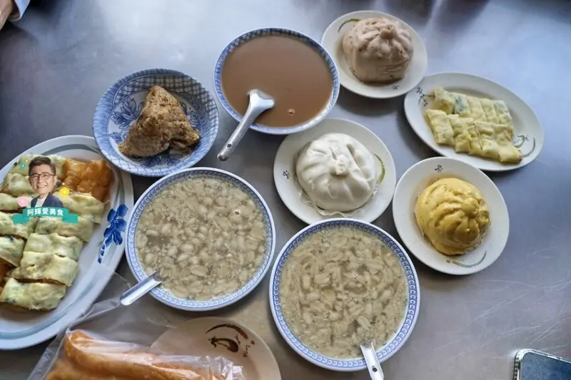 新竹|有夠爛花生湯。軟綿入口即化花生湯搭配現擀現煎軟Q蛋餅。平凡中的不平凡早餐。新竹南門城美食推薦。營業時間地址菜單