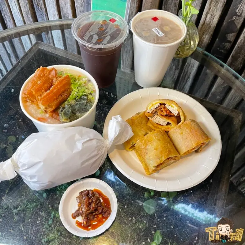 新竹超台的臭豆腐蛋餅臭香十足！必點超大包飯糰.古早味阿嬤鹹粥！