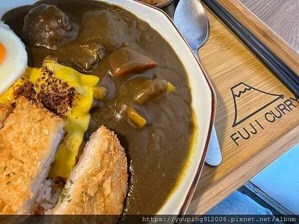 台北市大安區台北大安區｜富士咖哩 Fuji Curry，份量夠且是偏大人味的濃郁咖哩，連布丁都必吃，餐期來一定是大排長龍(附