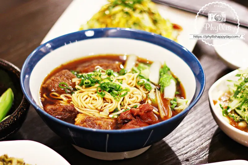 條條有理 (台中店) 巷弄中人氣排隊小吃店 牛肉麵必吃 平價中式麵館 賣完就吃不到 - 相片中的菲莉絲