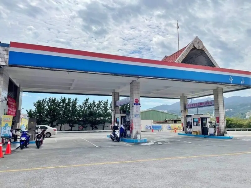 新北市金山區福緣火鍋｜來加油站就是吃火鍋？開在加油站裡的神奇火鍋店