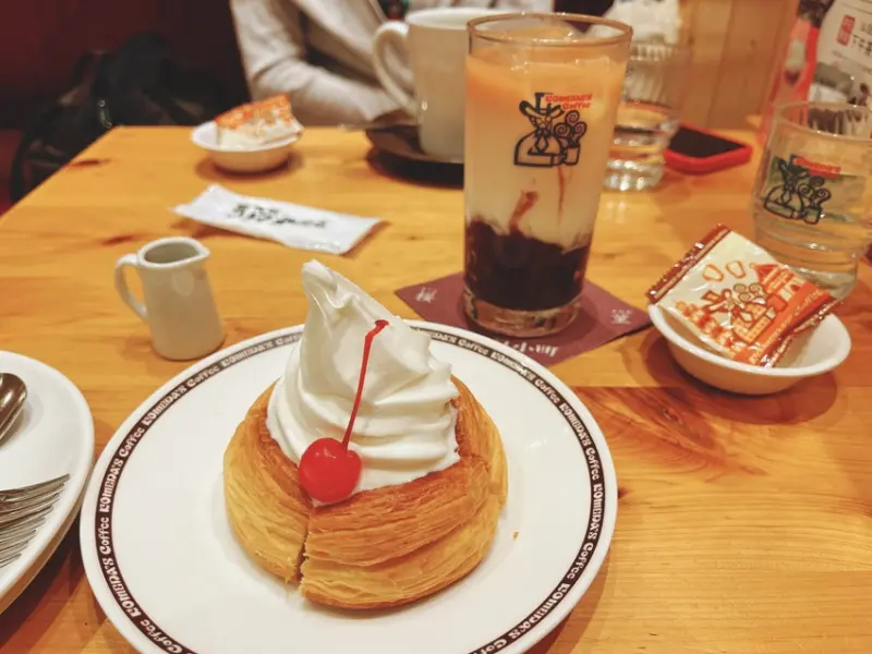 《台北❤️中山》客美多咖啡（南京建國店），64層丹麥麵包配上冰淇淋，好看又好吃的「冰與火」必點！！日式人氣咖啡廳從此列入愛店名單！