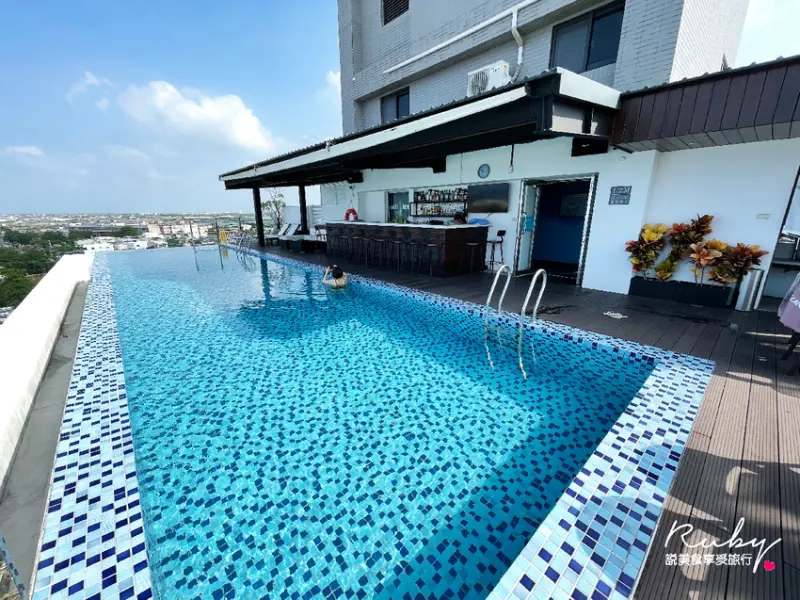 【屏東住宿推薦】枋客文旅，無邊界泳池，交通便利距離車站只有200公尺，住宿平價還附自助式早餐｜ Ruby說美食享受旅行(@tour_ruby530)