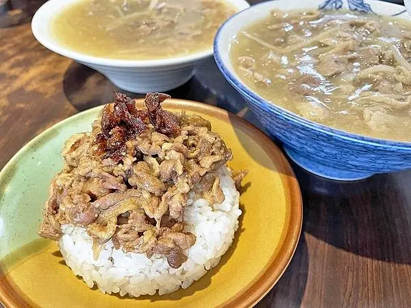 新店碧潭│新店北鴨鴨肉羹：第一次吃就讓人愛上的鴨肉羹湯，鴨肉飯鹹甜香氣涮嘴到一口接一口停不下來│新店美食、碧潭美食【附菜單】