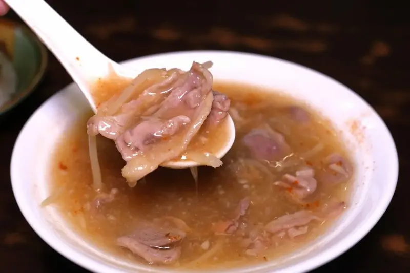 新店北鴨鴨肉羹｜新店光明街在地超人氣美食！排隊也要吃的超濃郁鴨肉飯！滿滿都是料的鮮甜生炒鴨肉羹！新店美食推薦、新店小吃推薦 - 佛系旅遊筆記