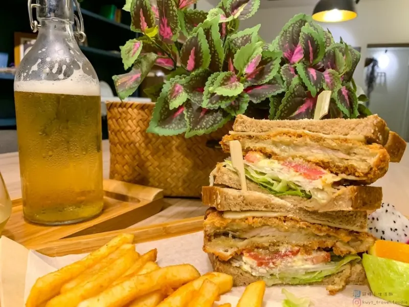 【2021高雄苓雅區咖啡廳推薦】維那奇Vivace咖啡店。生魚片等級鮭魚，啖美食品咖啡，陪伴在地朋友成長的溫度咖啡店｜最新菜單