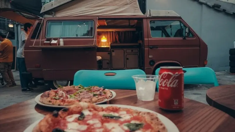 台南市中西區【台南 中西區】甘單咖啡旁野營風黑犬披薩  手工現桿窯烤pizza