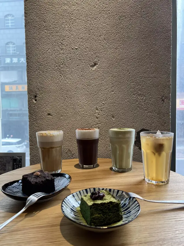 【新竹】「9Coffee Roasters九慕手烘咖啡專門店．平價且不限時的老宅廢墟風咖啡館（複合式經營/復古懷舊/不