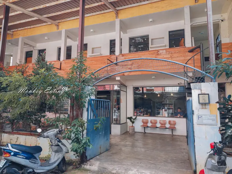 【新竹美食】一想一響ReEcho Coffee｜老宅改建廢墟風咖啡館，隱藏巷子裡新竹下午茶，不限時有插座WIFI - 貪吃猴的幻想