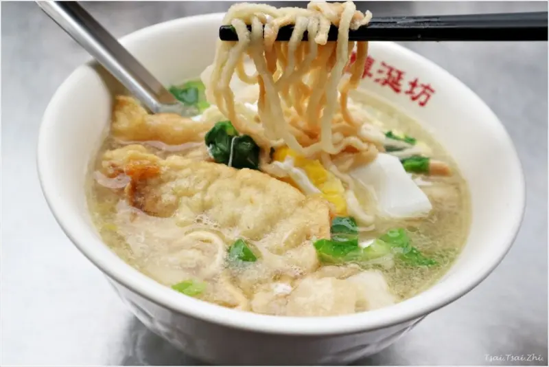 [台南中西區]醇涎坊古早味鍋燒意麵|鍋燒意麵裡頭放炸魚塊，店家還有賣咖啡牛奶！