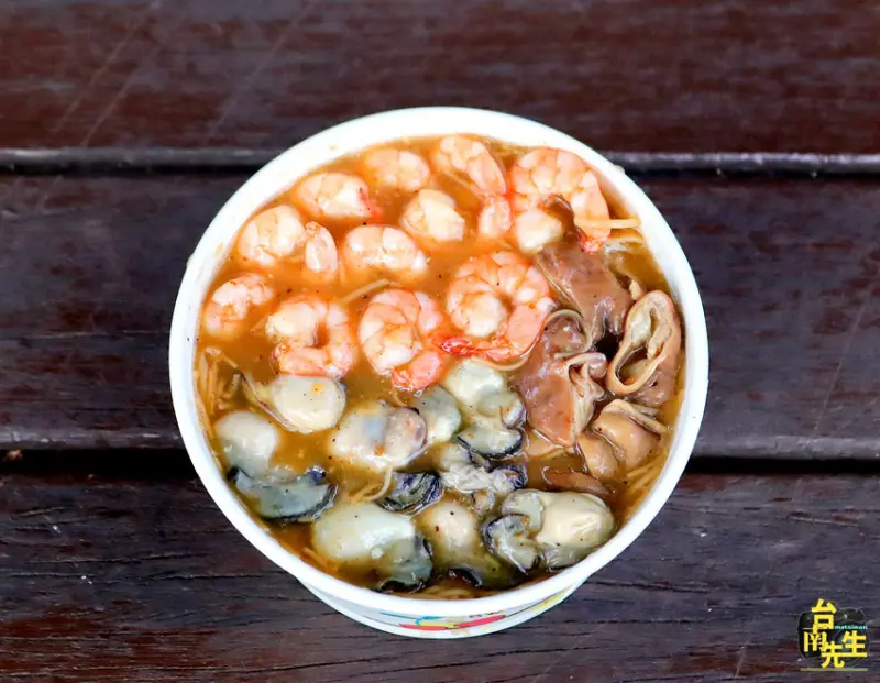 台南大腸蚵仔麵線／全台浮誇系麵線始祖／連帝王蟹龍蝦麵線都吃得到／限量供應晚來吃不到／料多實在CP值高／中午吃一碗飽到晚餐吃不下／食材新鮮乾淨又入味