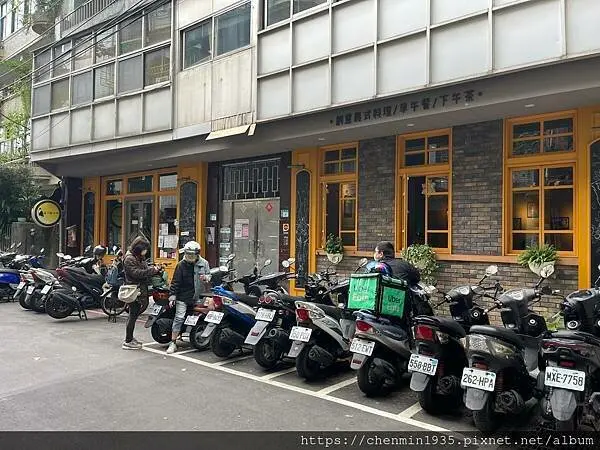 新北市永和區-貓子曬太陽