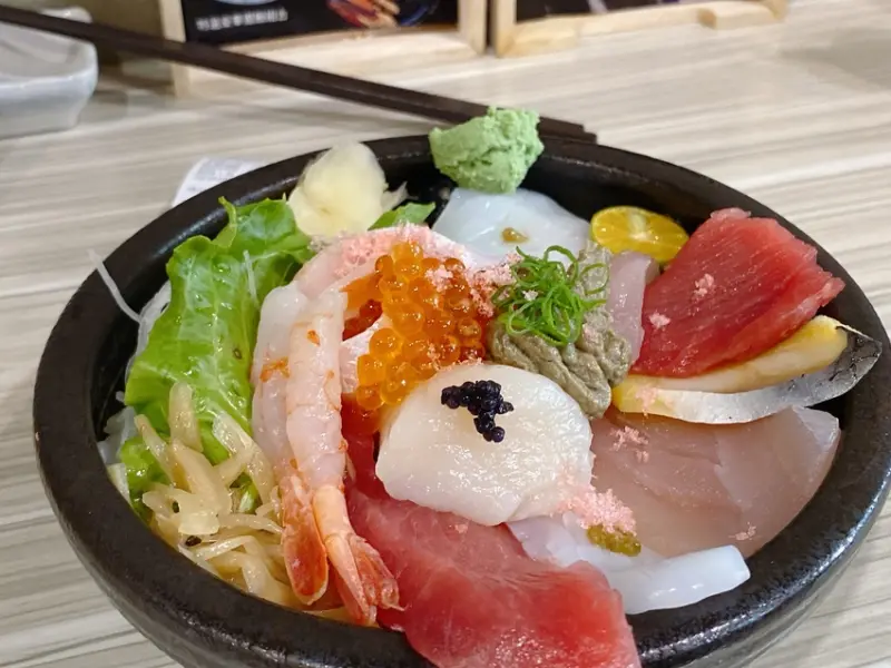 【台中 日式料理】拾飯 にほんりょうり/ 丼飯．壽司．刺身，豐盛丼飯還附湯品麥茶喝到飽供應~羨慕逢甲人