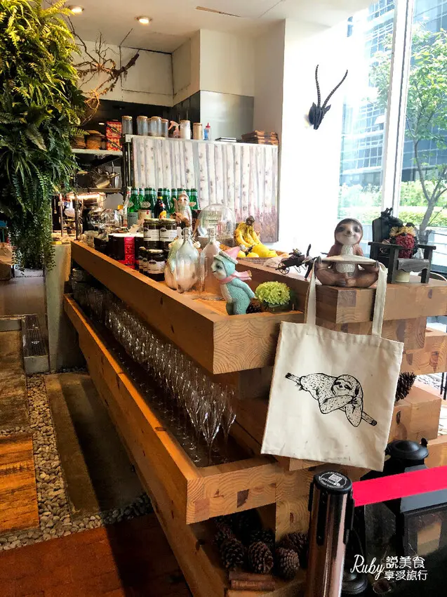 【內湖美食】Lazy Point Restaurant & Bar 商業午餐，價格合理，用餐環境氣氛唯美舒適，晚上適合喝酒放鬆的餐酒館-近港墘站𝟮號出口