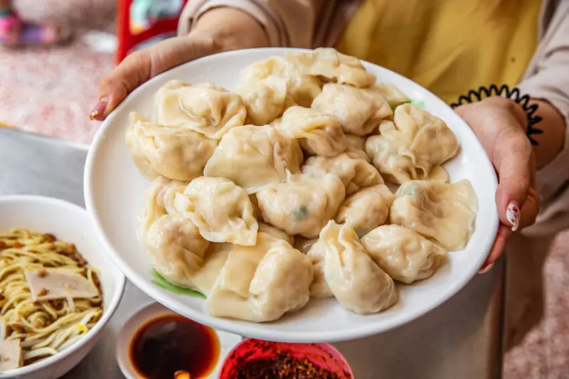 ▲台南銅板美食推薦：穎川水餃，水餃一顆只要3元 /大手牽小手。玩樂趣 提供、WalkerLand窩客島整理