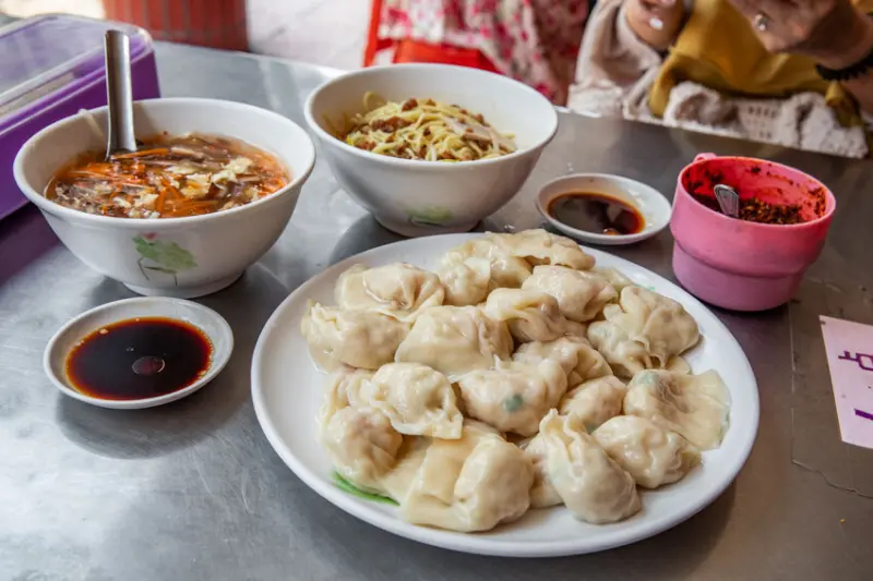 台南市中西區穎川水餃店｜銅板價就能吃飽！超佛心一顆3元水餃，酸辣湯、乾麵也只要25元