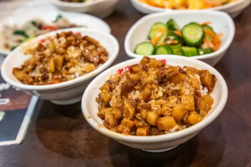 老店柏弘肉燥｜肉燥飯爭霸賽冠軍！會黏嘴巴的極品肉燥飯