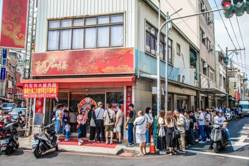 嘉義市東區阿宏師火雞肉飯｜都快排到街尾了！連在地人都頗為推崇老牌火雞肉飯