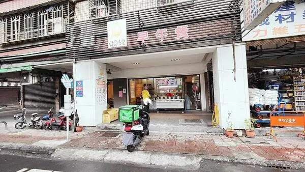 【不用懷疑！真的只要２０元！ＣＰ值爆表的超平價小吃店！】魯肉飯２０元，貢丸湯２０元，碗粿２０元，超佛