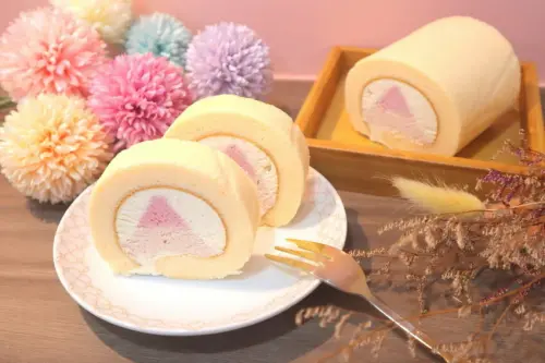 台中夢幻甜點，蛋糕裡面竟然有阿里山富士山好可愛，新品初戀蜜桃口味有粉紅色小山，美的不要不要的，捨不得吃啦