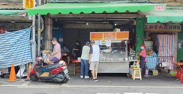 小菜一樣只要１５元！超便宜路邊攤美食～！就連排骨酥湯也只要３０元，一餐吃下來不到１００元就可以吃的很