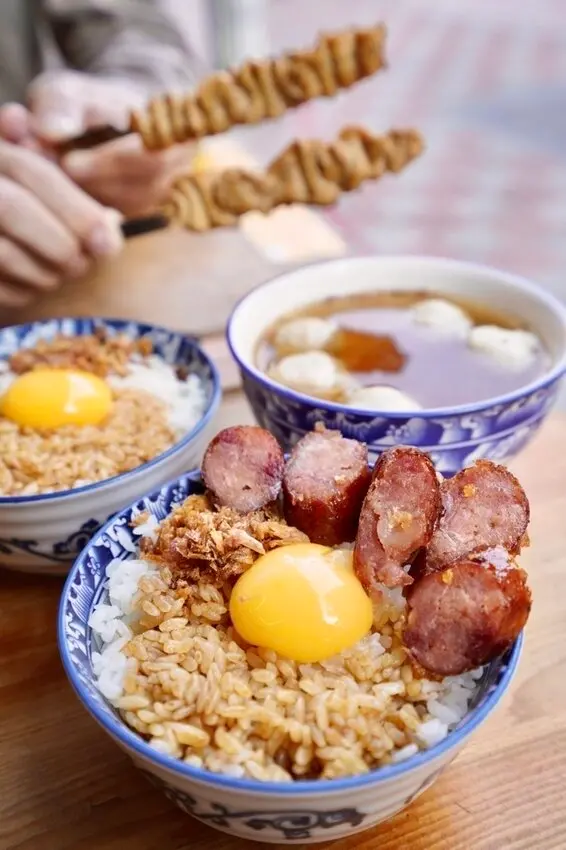鼎富發豬油拌飯 - 生蛋黃與豬油拌飯充分攪拌，讓人忍不住一口接一口的超強台南必吃美食