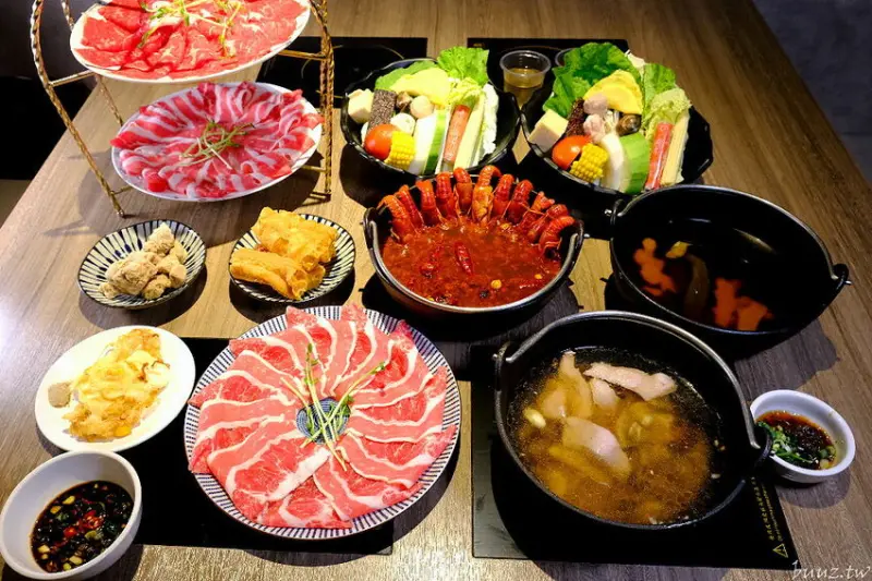 麻辣小龍蝦香又辣！人氣小火鍋拾鑶鍋物，飲料冰淇淋吃到飽，松阪豬爆多蒜頭滋味濃！