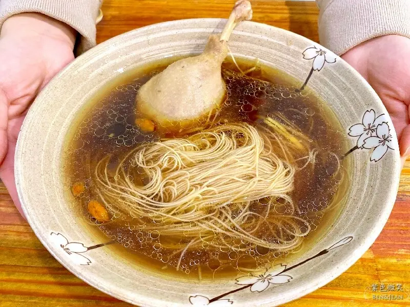 宜蘭縣五結鄉鴨寶鴨肉飯》鴨肉飯香醇可口，當歸鴨肉麵線整隻鴨腿好好味