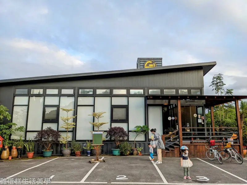 【新竹食記】黃金傳說窯烤麵包(峨眉12寮店) - 峨眉湖畔旁的五星級紅豆吐司