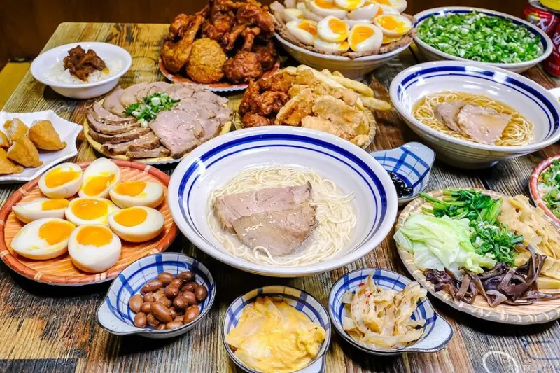 山禾堂拉麵吃到飽，滿滿叉燒糖心蛋拉麵，叉燒、炸雞、小菜配料任你點，不用起身吃飽吃滿有夠嗨！