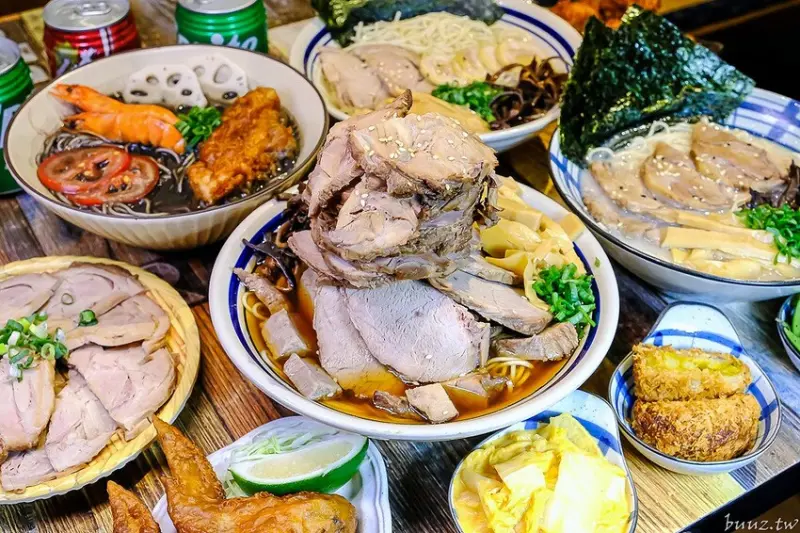 黑嚕嚕海陸拉麵，山禾堂人氣拉麵推新口味，日式叉燒肉吃到飽，淡麗鹽味叉燒雞肉雙主菜！