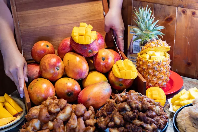 山禾堂拉麵｜大里區台中市–這家太狂了，新鮮芒果、鳳梨、拉麵、炸物、啤酒和甜點等將近50樣料理吃到飽，竟