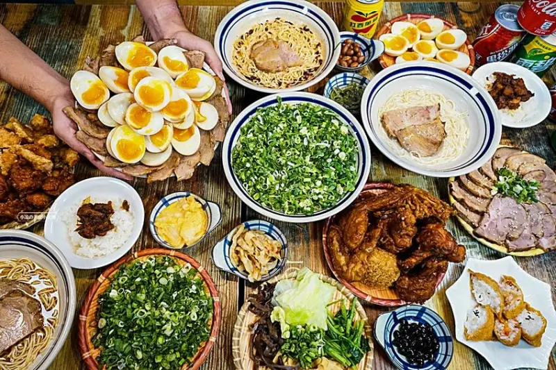 超狂拉麵吃到飽！全台首創拉麵吃到飽，全品項拉麵、溏心蛋、叉燒、炸雞、小菜、飲料、冰棒通通讓你呷免驚，大胃王準備！