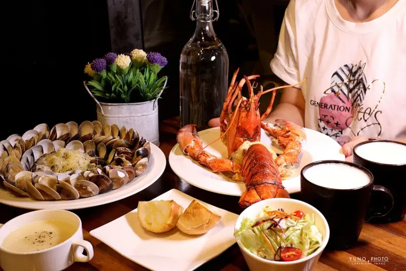 痛風慎入！超狂大龍蝦霸氣上桌 讓海鮮控都爆動｜諾諾索NonLoSo義式料理(一中商圈美食) 