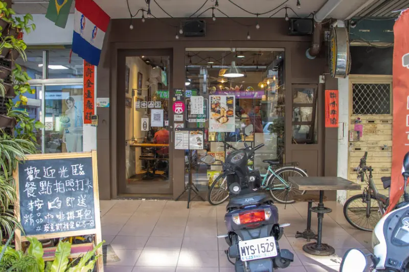 台中西區，麥意斯咖啡，不僅賣咖啡、熟食、下午茶，也有超方便的醬料包，帶去露營也很適合哦。 - 微笑Joe幸運