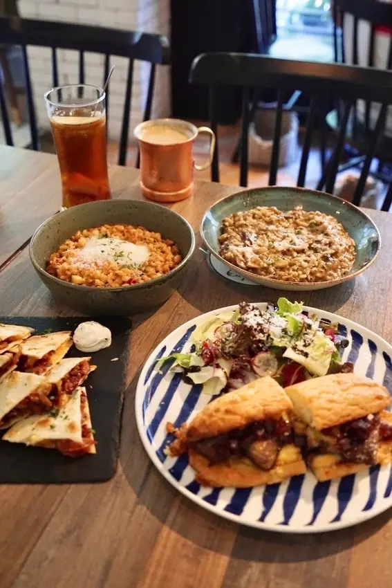 Les Piccola - 環境綠意盎然的餐酒館，隱藏在樸實的外表內超美味義式料理，台北餐酒館推薦